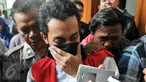 Tersangka pembunuhan Deudeuh Alfi Sahrin alias Tata Chubby, Muhammad Prio Santoso saat akan mengikuti sidang putusan di PN Jaksel, Senin (30/11/2015). Hakim memvonis vonis 16 tahun penjara kepada Muhammad Prio Santoso. (Liputan6.com/Yoppy Renato)