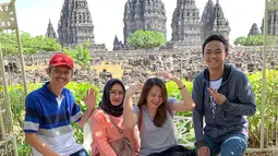 Momen kebersamaan Melati bersama keluarganya berlibur di Candi Borobudur. Di sela kesibukannya bertanding bulu tangkis, ia selalu mempunyai waktu untuk berlibur bersama keluarga. (Liputan6.com/IG/@melatidaeva)