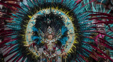 Seorang peserta mengenakan kostum dalam Jember Fashion Carnaval (JFC) di Jember, Provinsi Jawa Timur pada Minggu (4/8/2019). Kegiatan ini mengangkat tema 'tribal grandeur', dengan menghadirkan keagungan 8 suku di dunia. (Photo by JUNI KRISWANTO / AFP)