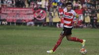 Bek Madura United, Fabiano Beltrame, menjalani debutnya saat laga uji coba melawan Persiba Balikpapan di Stadion Ahmad Yani, Sumenep, Sabtu (20/2/2016). (Bola.com/Vitalis Yogi Trisna)