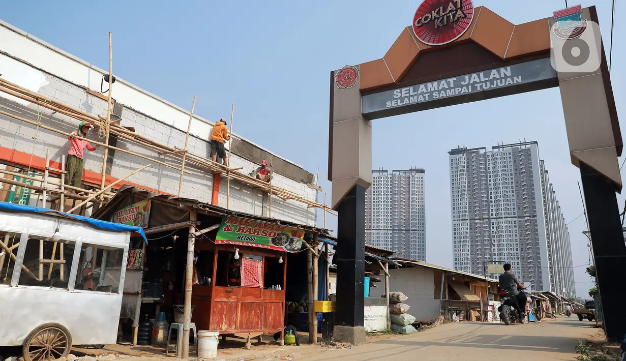Setiap harinya, warga harus beraktivitas di tengah impitan tembok beton dan debu proyek yang beterbangan. (Liputan6.com/Johan Tallo)