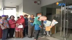Pensiunan yang sebagian besar berusia lanjut ini antusias antre mencairkan dana THR.