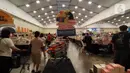 Pengunjung melihat koleksi buku di Bazar Buku Internasional "Big Bad Wolf Books" (BBW) di ICE BSD City Hall 9-10, Tanggerang, Jumat (25/11/2022). BBW menawarkan berbagai genre mulai dari fiksi ilmiah dan thriller hingga sastra, bisnis, buku masak, seni dan desain, hingga buku anak-anak, termasuk banyak buku lain yang dicari, untuk menyesuaikan dan mengakomodasi kebutuhan semua orang. (Liputan6.com/Magang/Aida Nuralifa)