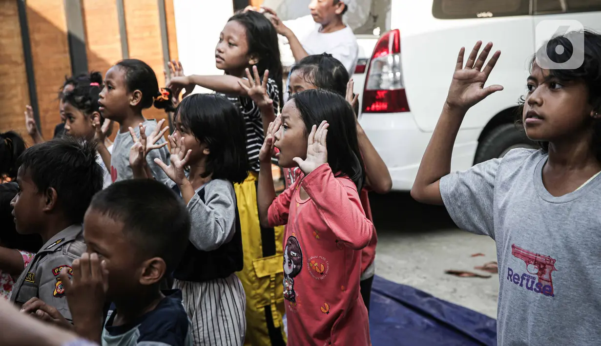 Badan Penanggulangan Bencana Daerah (BPBD) Provinsi DKI Jakarta memberikan bantuan layanan dukungan psikososial kepada anak-anak anak penyintas kebakaran Manggarai di Jalan Manggarai Utara 2, RT 01/01, Kelurahan Manggarai, Tebet, Minggu (17/12/2023). (Liputan6.com/Faizal Fanani)