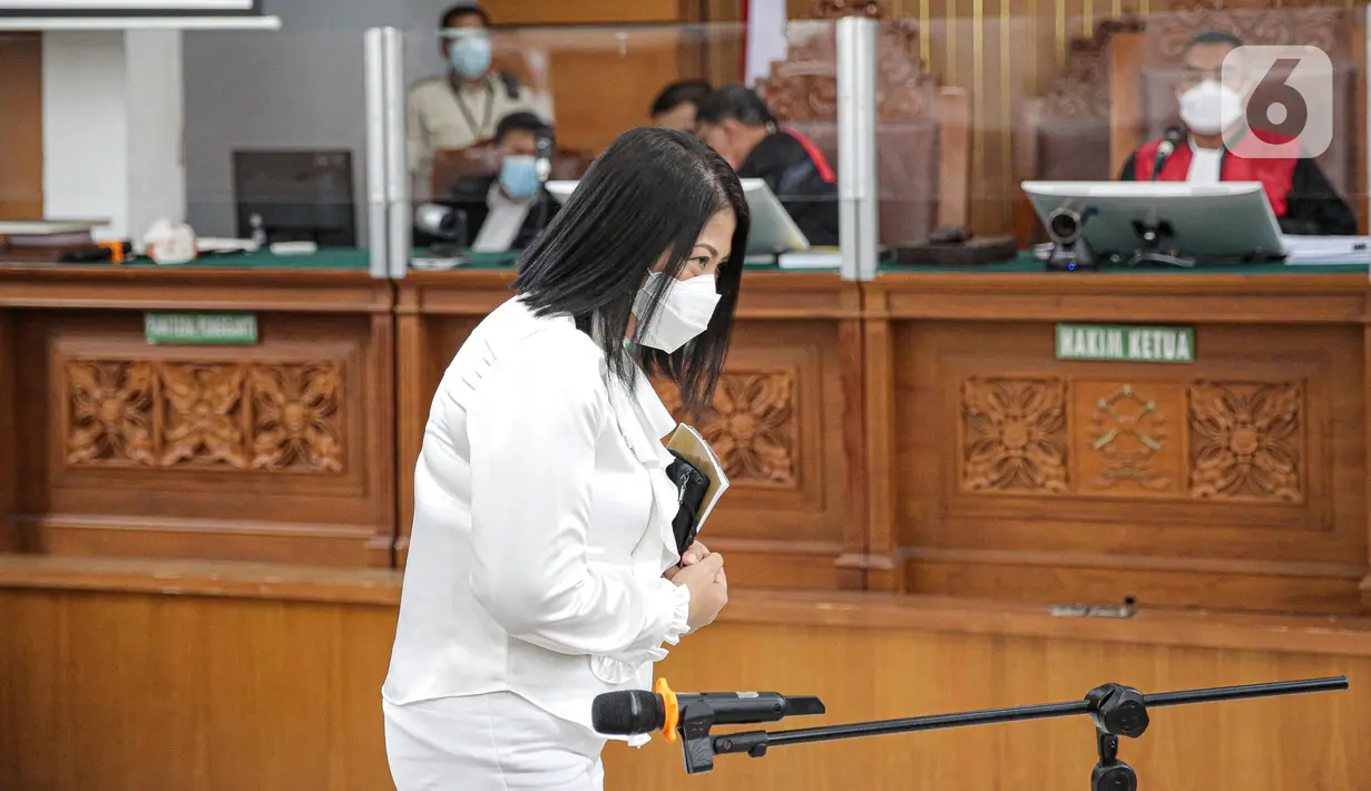Terdakwa kasus pembunuhan Brigadir Yosua Hutabarat atau Brigadir J, Putri Candrawathi tiba untuk menjalani sidang lanjutan di Pengadilan Negeri Jakarta Selatan, Jakarta, Rabu (26/10/2022). Sidang itu beragenda mendengarkan pembacaan putusan sela. (Liputan6.com/Faizal Fanani)