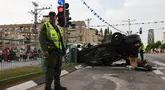 Polisi Israel menutup lokasi kecelakaan mobil, di mana menteri Israel Itamar Ben-Gvir dilaporkan terluka setelah mobilnya terlibat dalam kecelakaan, di Ramla, selatan Tel Aviv, Jumat (26/4/2024). (AHMAD GHARABLI / AFP)