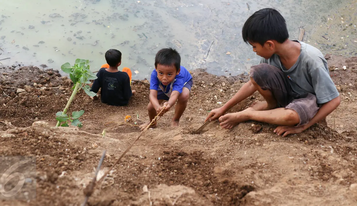 Sejumlah anak-anak bermain di area pembangunan Waduk Brigif di Jagakarsa, Jakarta Selatan, Jumat (29/1/2016). Pemkot Jakarta Selatan sendiri menargetkan 30 lokasi untuk pembangunan Ruang Publik Terpadu Ramah Anak (RPTRA). (Liputan6.com/Yoppy Renato)