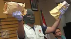 Petugas KPK saat memegang uang sitaan sebesar Rp150 juta sebagai barang bukti di Kantor KPK, Jakarta, (24/5/2016).KPK turut menyita uang Rp 650 juta dalam operasi tangkap tangan (OTT) terhadap Ketua PN  Kepahiang, Janner Purba. (Liputan6.com/Helmi Afandi)