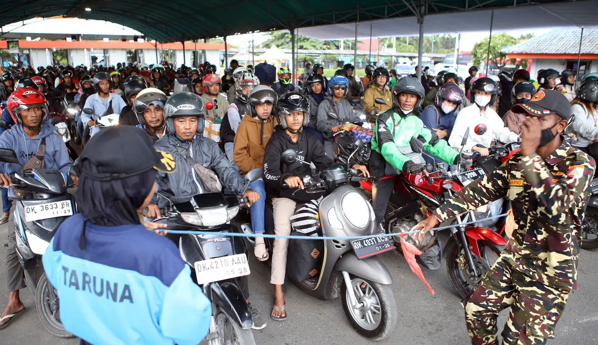 Jutaan orang di seluruh Indonesia kembali ke kampung halaman untuk berkumpul dengan anggota keluarga mereka untuk merayakan Idul Fitri. (AP Photo/Firdia Lisnawati)