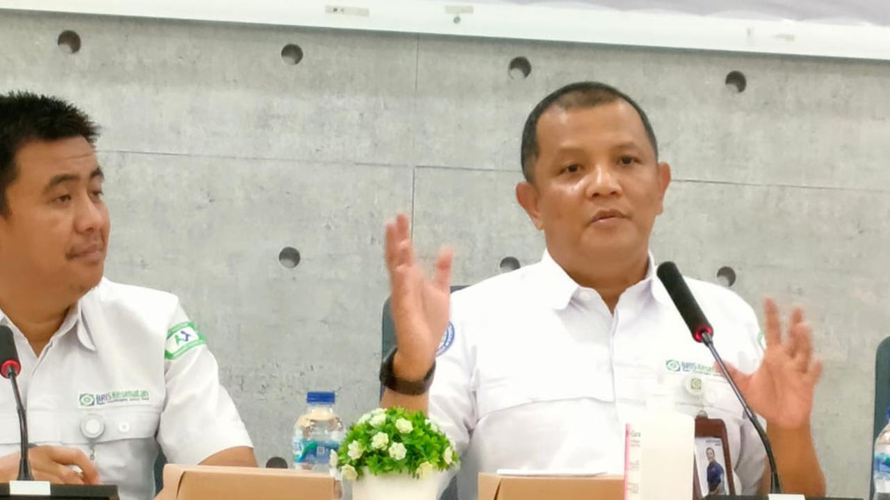 Deputi Direksi BPJS Kesehatan Wilayah Papua dan Papua Barat, Budi Setiawan (kanan) saat media gathering di Jayapura. (Liputan6.com/Katharina Janur)