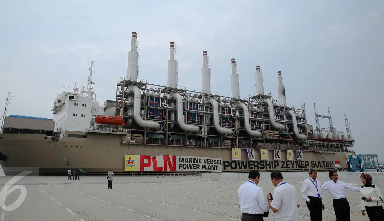 Penampakan bagian luar Marine Vessel Power Plant saat bersandar di Pelabuhan IPC, Jakarta, Selasa (8/12). Marine Vessel Power Plant dibuat oleh perusahaan asal Turki, Karpowership, pada 2014. (Liputan6.com/Faizal fanani)