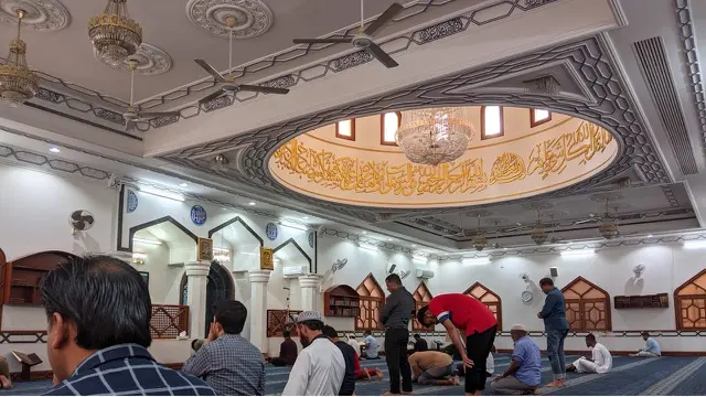 Para muslim sholat di masjid (Pexels)