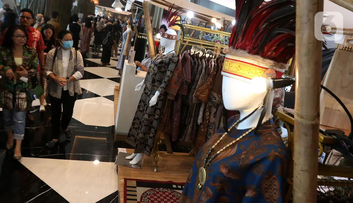 Pengunjung melihat produk lokal saat Festival UMKM di JIExpo Kemayoran, Jakarta, Sabtu (19/8/2023). (Liputan6.com/Angga Yuniar)