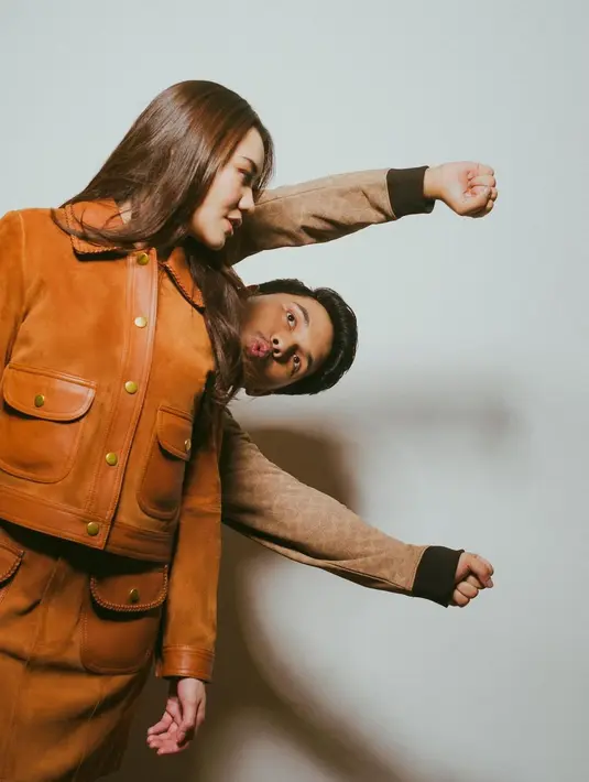 Netizen dibuat gemas dengan berbagai pose pasangan ini, yang tidak biasa. [Foto: Instagram/erichalamin]