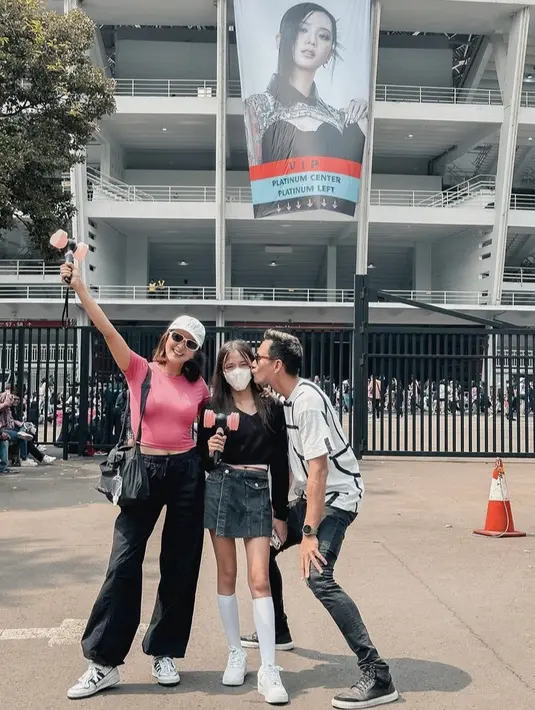 Darius dan Donna Agnesia pun mengajak buah hati mereka. Donna tampil dengan atas ketat pink dan celana hitam sedangkan sang anak dengan atasan hitamnya.  (@dagnesia)