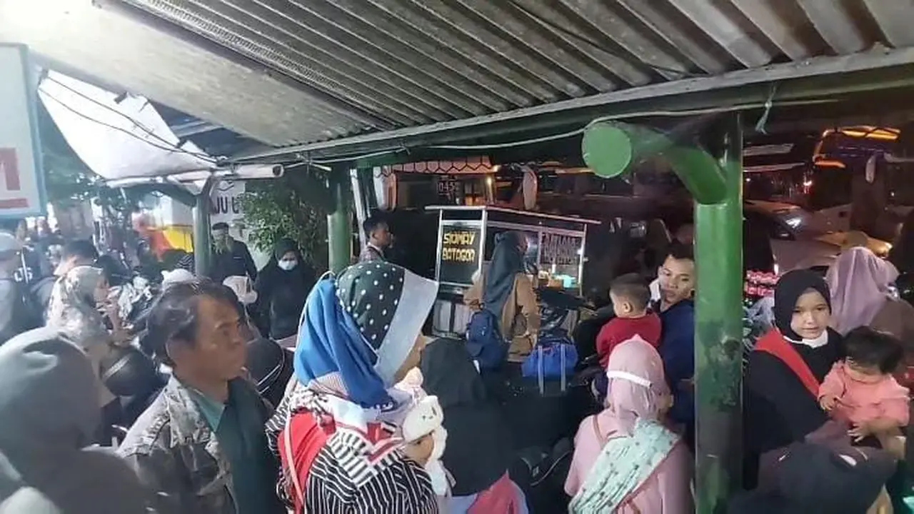 Pemudik terlantar di Terminal Induk Kota Bekasi menunggu kedatangan bus