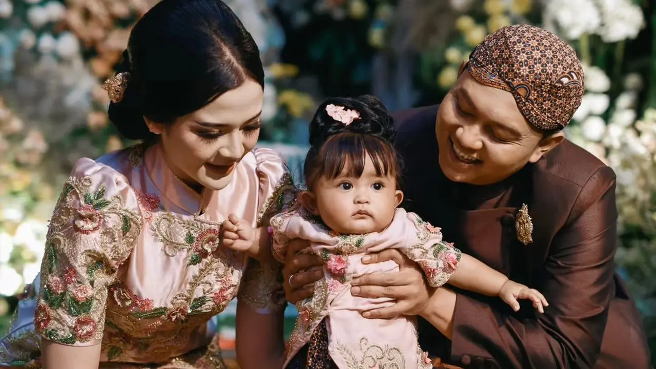 6 Potret Tedak Siten Cundamani Anak Denny Caknan, Pilih Mainan Mikrofon