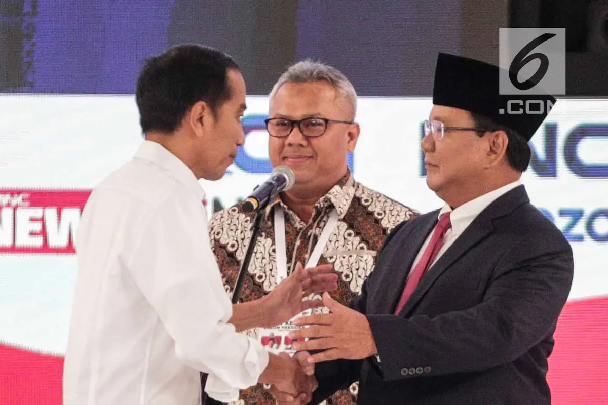 Peluk Hangat Jokowi dan Prabowo Awali Debat Kedua Capres
