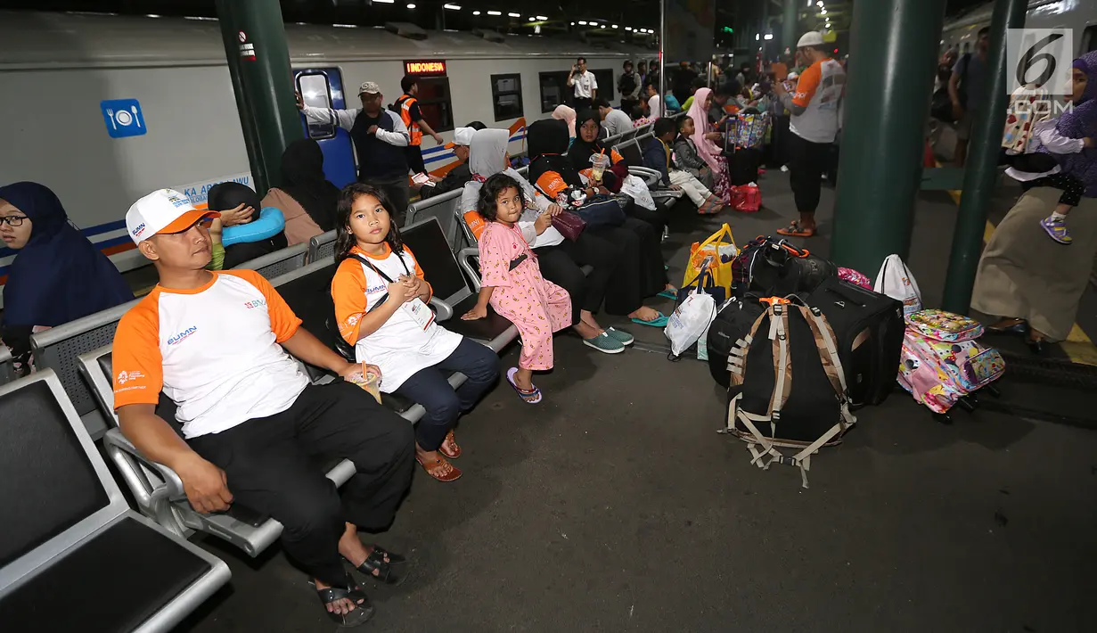 Pemudik menunggu di area kedatangan kereta di Stasiun Gambir, Jakarta, Selasa (12/9). Para pemudik diangkut menggunakan kereta api executive tujuan Yogyakarta, Solo dan Surabaya. (Liputan6.com/Fery Pradolo)
