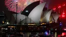 Kemeriahan pesta kembang api di atas Sydney Opera House, Sydney, Australia (31/12). Pesta kembang api menjelang tahun baru di kota Sydney adalah salah satu yang terbesar dan termegah di dunia. (Reuters/Jason Reed)