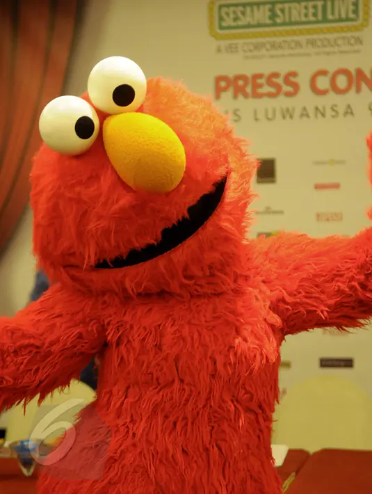 Karakter Sesame Street, Elmo saat konferensi pers di kawasan Kuningan, Jakarta, Selasa (9/6). Acara drama musikal anak-anak paling populer itu akan berlangsung pada 10-13 Juni 2015 di The Kasablanka Hall and Convention Center. (Liputan6.com/Faisal R Syam)