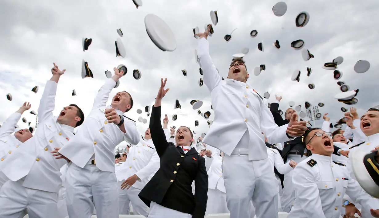 Lulusan US Naval Academy melemparkan topinya ke udara usai upacara kelulusan di Annapolis, Maryland, (26/5). Akademi ini didirikan 10 Oktober 1845, dan sering hanya disebut "Anapolis". (AP Photo / Patrick Semansky)