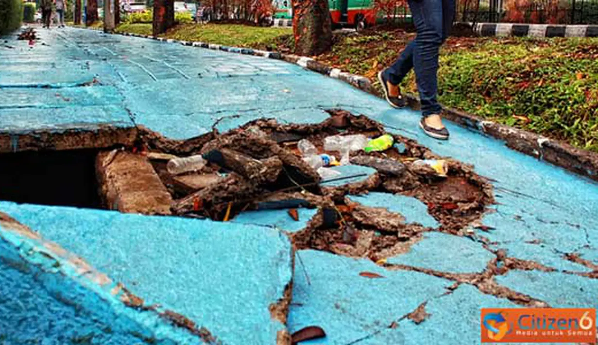 
Citizen6, Bandung: Seorang pejalan kaki melewati trotoar yang rusak di kawasan Jalan Ir.H.Juanda,Kota Bandung, Sabtu(16/4). Trotoar yang rusak tersebut berfungsi pula sebagai jalur sepeda, sehingga dapat membahayakan pengguna sepeda. (Aries Rachmandy)
