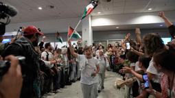 Mereka tiba di Yunani usai dideportasi oleh Israel setelah berupaya mengirimkan bantuan kemanusiaan ke Gaza melalui jalur laut. (AP Photo/Petros Giannakouris)