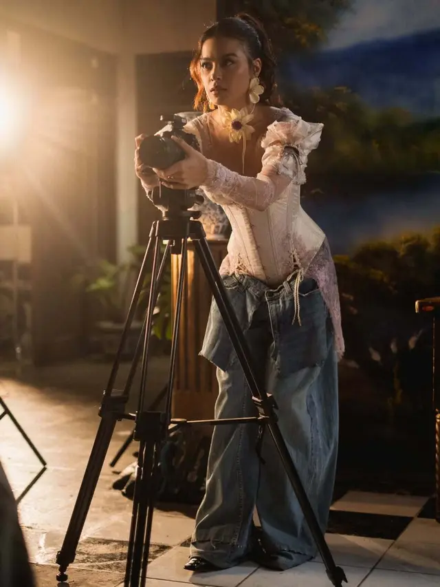 Gaya Eva Celia Padukan Kebaya dan Jeans di Hari Kebaya Nasional, Bukti Gaya Tradisional Bisa Tetap Relevan dan Edgy