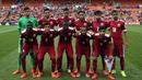 Para pemain starter Timnas Qatar U-20 berfoto sebelum dimulainya laga Piala Dunia U-20 2015 menghadapi Senegal di Hamilton, Selandia Baru (6/6/2015). Prestasi terbaik Qatar pada ajang Piala Dunia U-20 adalah satu kali merebut peringkat kedua yaitu pada edisi 1981 di Australia setelah kalah 0-4 dari Jerman Barat di partai final. (AFP/Shane Wenzlick)