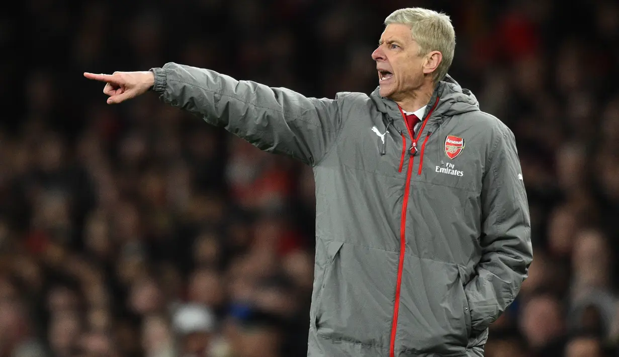 Pelatih Arsenal, Arsene Wenger, memberikan instruksi saat melawan Leicester pada laga Premier League di Stadion Emirates, London, Rabu (26/4/2017). Arsenal menang 1-0 atas Leicester. (AFP/Glyn Kirk)