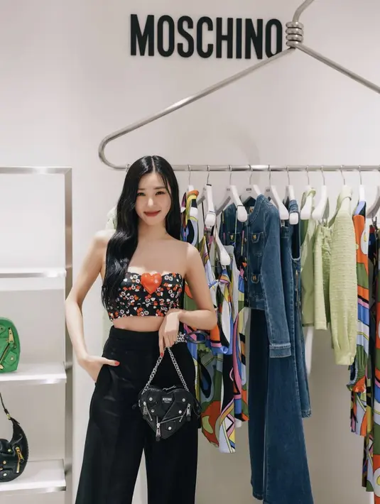 Massimo Ferretti, Ketua Aeffe S.p.A menyatakan senang sekali menyambut Tiffany Young ke dalam keluarga Moschino. Pendekatan uniknya yang berani terhadap semua aspek musik, film, dan fesyen selaras dengan desain merek dan komitmennya terhadap keunggulan abadi. [@tiffanyyoungofficial]