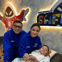 Anang Hermansyah dan Ashanty mendampingi putranya, Arsya sunat. [Foto: Instagram/arsya.hermansyah]