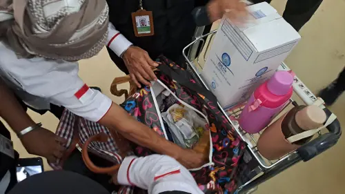 Sejumlah barang-barang jemaah haji Indonesia yang terpaksa tidak bisa dibawa ke Tanah Air karena melebhi kapasitas. (Liputan6.com/Nafiysul Qodar)