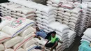 Seorang kuli angkut memanggul beras di Pasar Induk Cipinang, Jakarta, Senin (25/9). Penetapan HET beras kualitas medium zona Sumatera, NTT serta Kalimantan Rp 9.950 dan 13.300 per kilogram untuk kualitas premium. (Liputan6.com/Angga Yuniar)