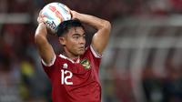 Pemain Timnas Indonesia, Pratama Arhan, melakukan lemparan ke dalam pada laga FIFA Matchday melawan Argentina yang berlangsung di Stadion Utama Gelora Bung Karno (SUGBK), Senayan, Jakarta, Senin (19/06/2023). (Bola.com/Bagaskara Lazuardi)
