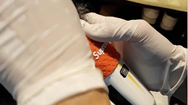 Berita video TikTok Bola.com kali ini menampilkan perbedaan jauh cara mencukur rambut bintang Juventus, Cristiano Ronaldo, dengan video editor Bola.com, Okie Prabhowo.