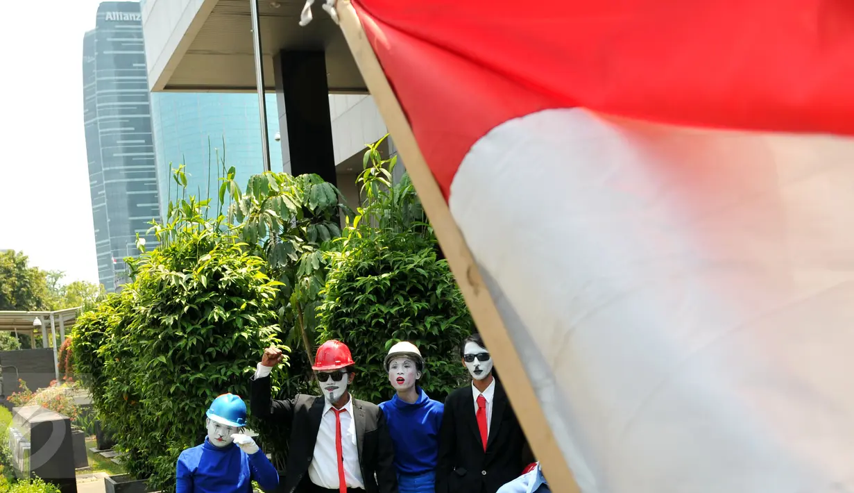 Serikat pekerja Jakarta International Container Terminal (JICT) melakukan aksi pantomim di depan Gedung KPK, Jakarta, Selasa (22/9/2015). Mereka meminta pengusutan dugaan korupsi perpanjangan konsesi JITC oleh Pelindo II. (LIputan6.com/Andrian M Tunay)