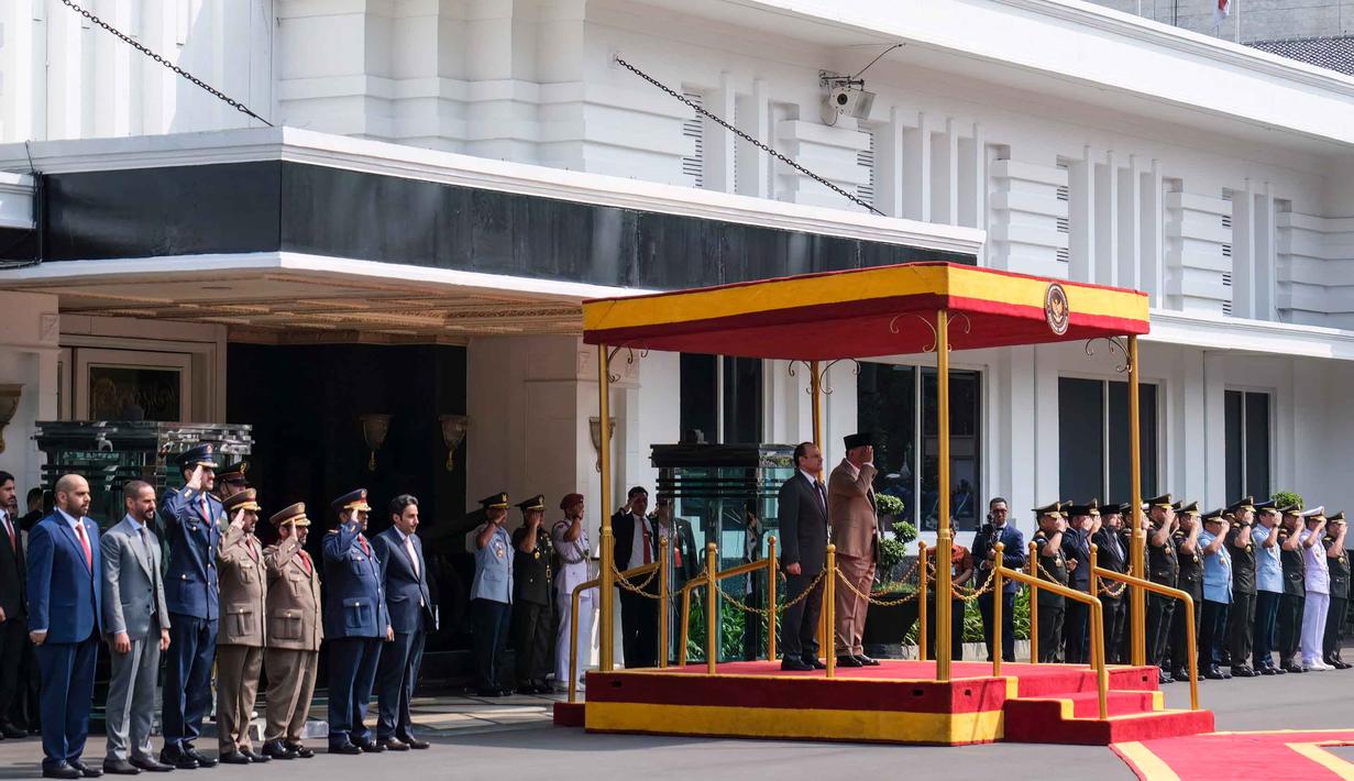 Menteri Pertahanan Republik Indonesia, Sjafrie Sjamsoeddin (kiri di podium) dan Menteri Pertahanan Qatar Sheikh Saoud bin Abdulrahman Al Thani (kiri di podium) menghadiri upacara penyambutan sebelum pertemuan mereka di Kementerian Pertahanan, Jakarta, Selasa 2 Juni 2026. (BAY ISMOYO/AFP)