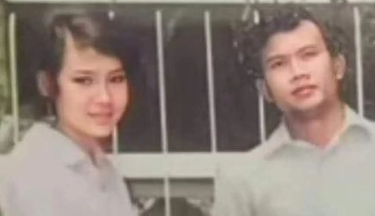 <p>Berikut potret Raja dan Ratu Dangdut Tanah Air. Dalam keterangan fotonya, foto bersama H. Rhoma Irama tersebut diambil tahun 1967. Pada tahun tersebut, Elvy berumur 16 tahun dan telah memiliki seorang anak. [Instagram/elvy_sukaesih]</p>