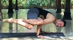 Seiring berjalannya waktu, ia mulai mengajar banyak orang di forum umum. Anjasmara yang telah lama mendalami olahraga ini memiliki kelenturan tubuh dan keseimbangan. Ia kerap membagikan momen dirinya yoga di media sosial. (Liputan6.com/IG/@anjasmara)