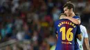 Pemain Barcelona, Sergi Roberto dan Gerard Deulofeu dalam laga pekan pertama Liga Spanyol melawan Real Betis di Stadion Camp Nou, Minggu (20/8). Tidak ada nama pemain di punggung kostum Barca, sebagai gantinya terpampang teks Barcelona. (Josep LAGO/AFP)