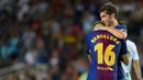 Pemain Barcelona, Sergi Roberto dan Gerard Deulofeu dalam laga pekan pertama Liga Spanyol melawan Real Betis di Stadion Camp Nou, Minggu (20/8). Tidak ada nama pemain di punggung kostum Barca, sebagai gantinya terpampang teks Barcelona. (Josep LAGO/AFP)