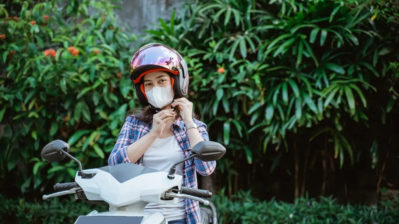 Tips Anti Bau Badan buat Perempuan yang Sering Berkendara dengan Motor