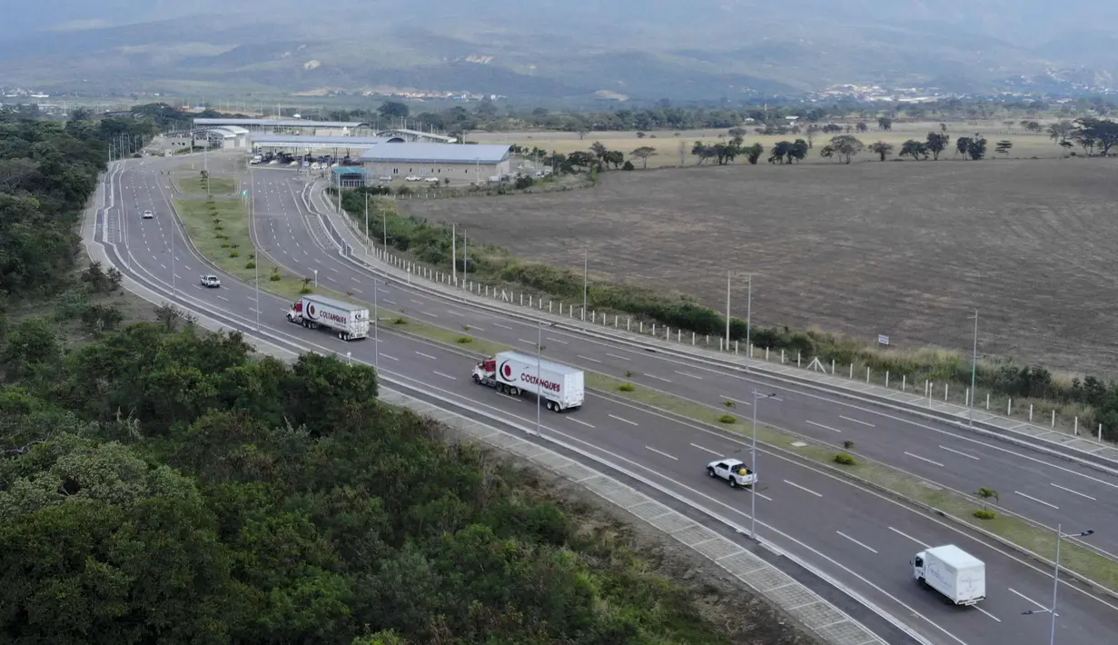 Truk-truk bantuan kemanusiaan untuk Venezuela menuju Jembatan Tienditas di perbatasan Kolombia-Venezuela, Cucuta, Kolombia, Kamis (7/2). Bantuan tersebut tengah diatur oleh pemimpin oposisi Juan Guaido. (Edinson ESTUPINAN/AFP)