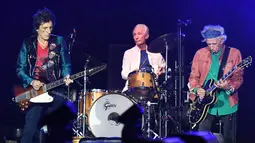 Musisi The Rolling Stones, Ronnie Wood, Charlie Watts dan Keith Richards saat tampil dalam konser bertajuk No Filter di The Velodrome Stadium, Marseille, Prancis, Selasa (26/6). (AFP PHOTO / Boris Horvat)