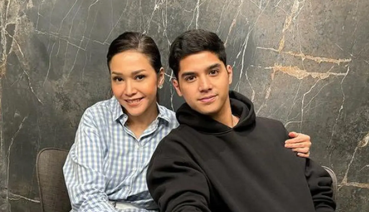 Begitupun Maia Estianty yang terlihat awet muda dan selalu tampil stylish. Bersama Al, ia tampil kasual mengenakan kemeja kotak-kotak lengan panjang dipadukan celana denimnya. [@maiaestiantyreal]