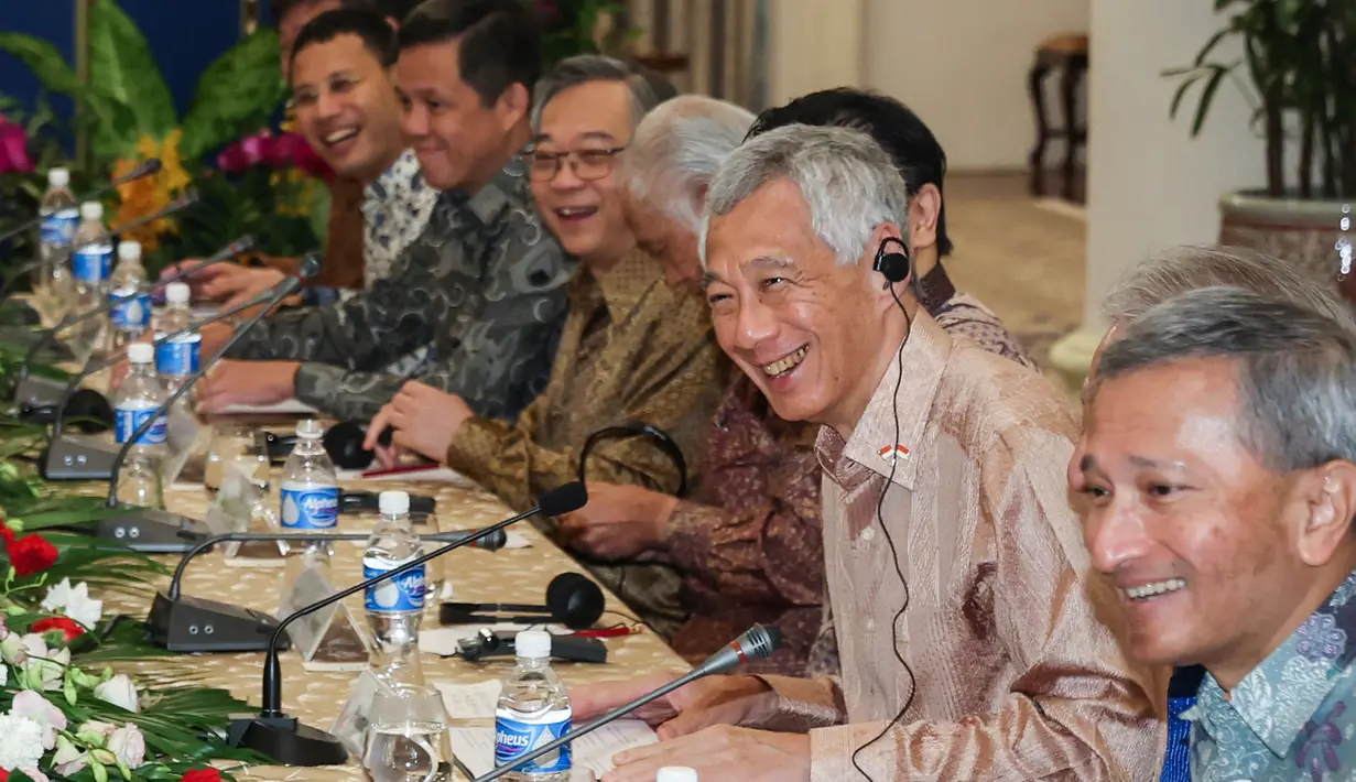 Para menteri dan delegasi dari Indonesia dan Singapura saling berbincang dalam suasana hangat dan akrab di East Drawing Room, Istana Kepresidenan Singapura. (EDGAR SU/POOL/AFP)