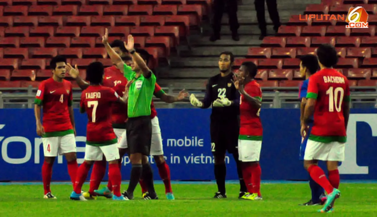 Protes para pemain Timnas Indonesia setelah Kiper Endra Prasetya Suprapto diganjar kartu merah dalam laga Piala AFF Suzuki 2012, di Stadion Bukit Jalil, Kuala Lumpur, Malaysia. Kamis, 25/11/2012. Pertandingan Berakhir seri 2-2.