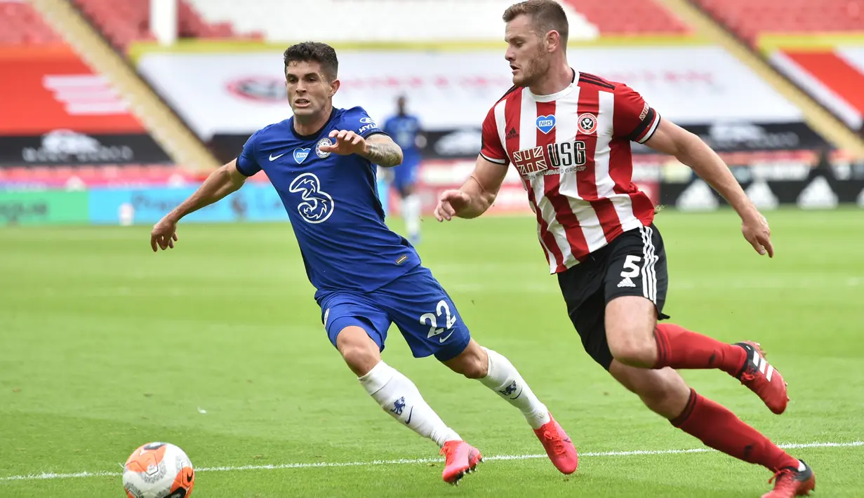 Gelandang serang Chelsea, Christian Pulisic berebut bola dengan pemain Sheffield United, Jack O'Connell pada pekan ke-35 Liga Inggris di Bramall Lane, Minggu (12/7/2020) dini hari WIB. Chelsea dihajar 0-3 oleh Sheffield United. (Peter Powell/Pool via AP)